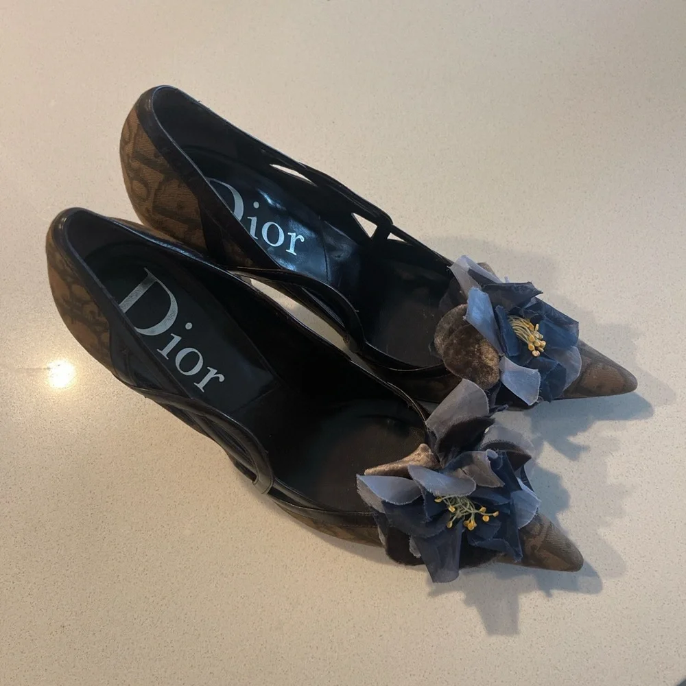 Dior Trotter Romantique heels
L10.75"
HH 3.5"
marked size: 37.5 - Picture 3 of 3